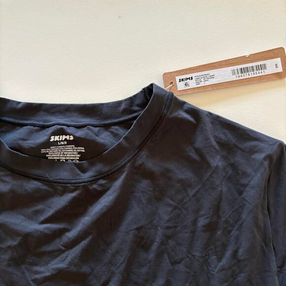NWT Skims Fits Everybody Long Sleeve T-Shirt - Picture 2 of 2